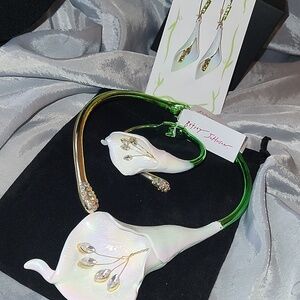 Betsey Johnson Elegant White Calla Lily Necklace, Bracelet and Earring Set Bnwt